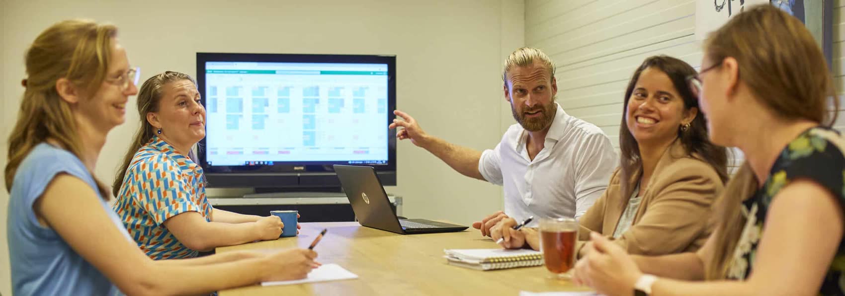 Een team brengt samen de orderstroom in kaart tijdens een QRM-sessie